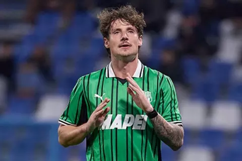 4 أهداف تكفي لجذب الكبار.. صراع ثلاثي على مهاجم ساسولو